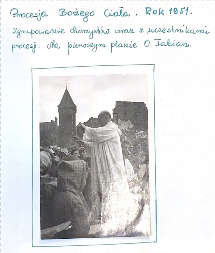 Fotografia pierwszego dyrygenta Chóru św. Mikołaja, o. Fabiana Madury OP, 1951 r.