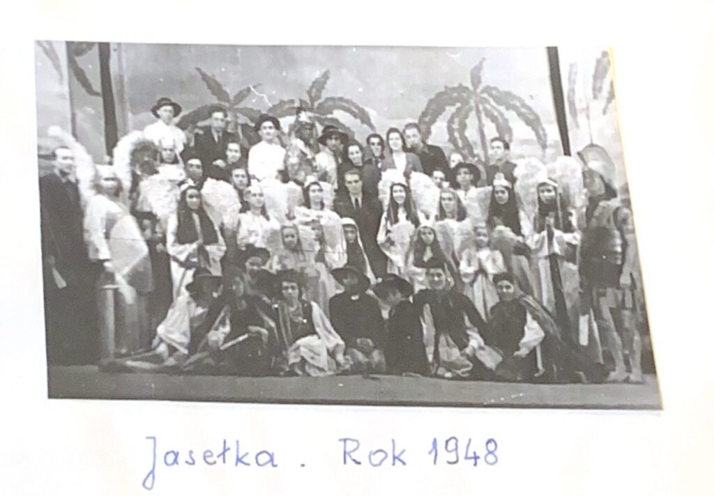 Fotografia z kroniki z Jasełek z udziałem Chórzystów, 1948 r.
