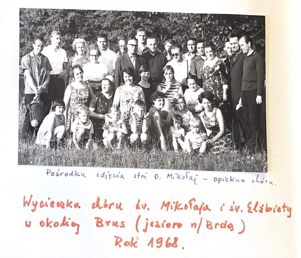 Fotografia z kroniki z wyjazdu Chóru św. Mikołaja i św. Elżbiety w okolice Brus, 1968 r.