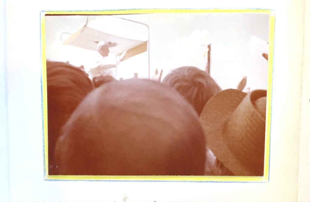 Fotografia Jana Pawła II z pielgrzymki do Gniezna z udziałem reprezentantów Chóru św. Mikołaja, 1979 r.