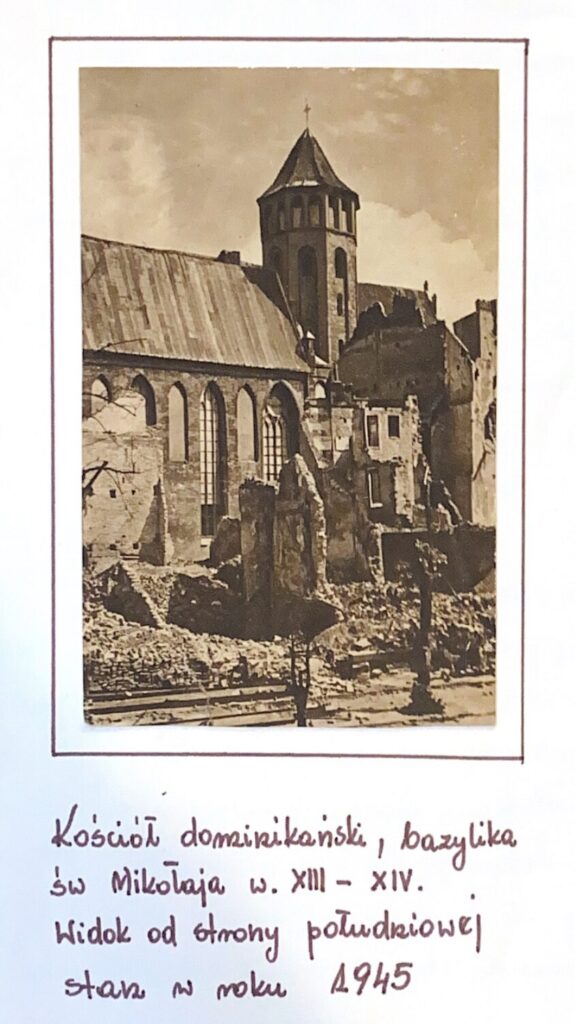 Fotografia Bazyliki z 1945 r. z towarzyszącymi wokół zgliszczami z okresu II wojny światowej