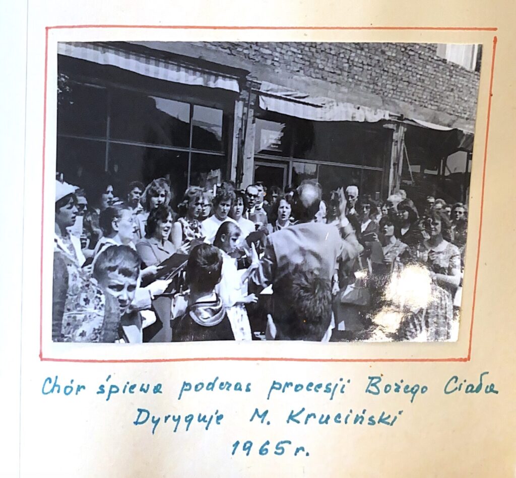 Fotografia ze śpiewu Chóru pod dyrekcją M. Krucińskiego podczas procesji Bożego Ciała – 1965 r.