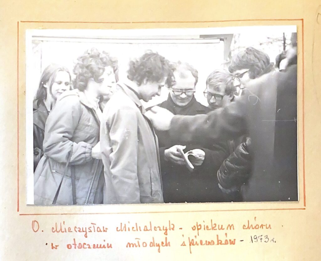 Fotografia z kroniki przedstawiająca o. M. Michalczyka OP z chórzystami z roku 1973