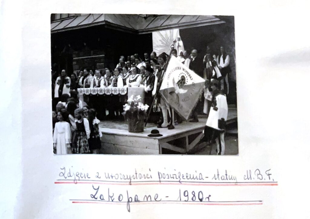 Fotografia z kroniki z wizyty Chóru w Sanktuarium MB Fatimskiej w Zakopanem w 1980 roku