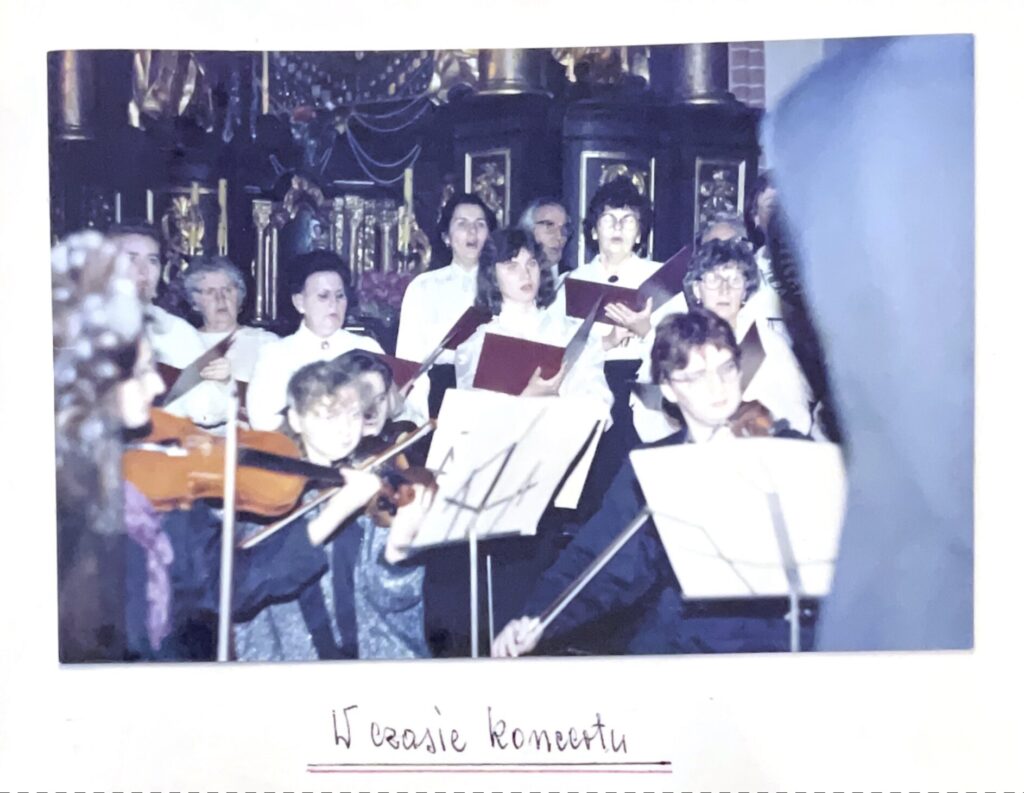 Fotografia z kroniki z koncertu Chóru św. Mikołaja z utworami nagranymi na kasecie - 28.05.1989