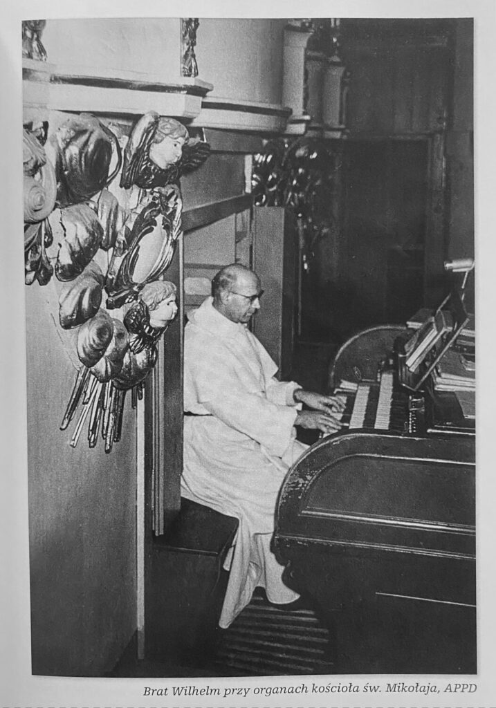 Fotografia z książki ze wspomnieniami br. Paściaka przedstawiająca go przy organach