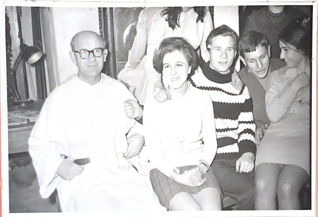 Fotografia z kroniki - br. Wilhelm Paściak OP w towarzystwie Chórzystów. Prawdopodobnie rok 1974